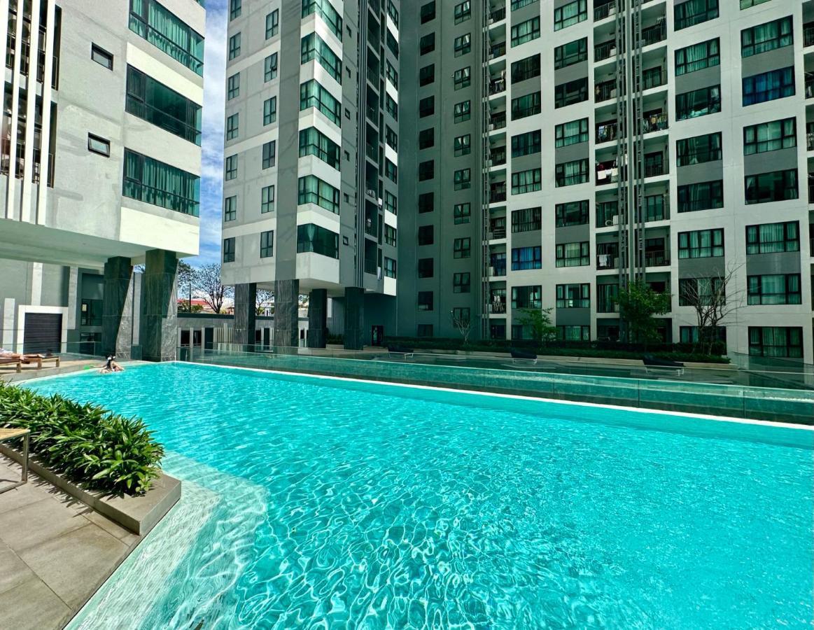 Apartment Condo: Pool, Gym & Fast Wi-fi *