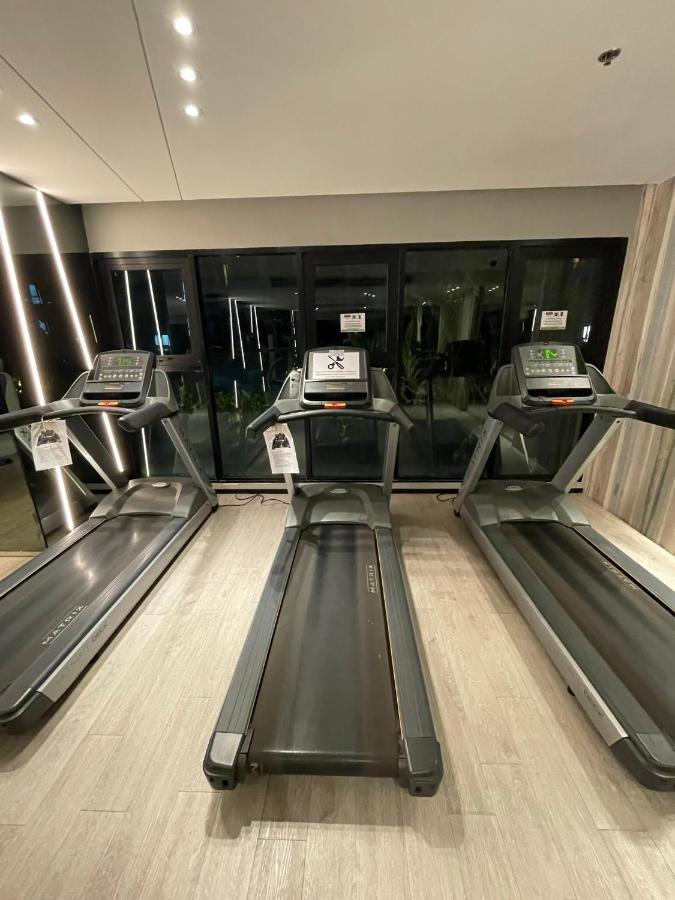 Apartment Condo: Pool, Gym & Fast Wi-fi *