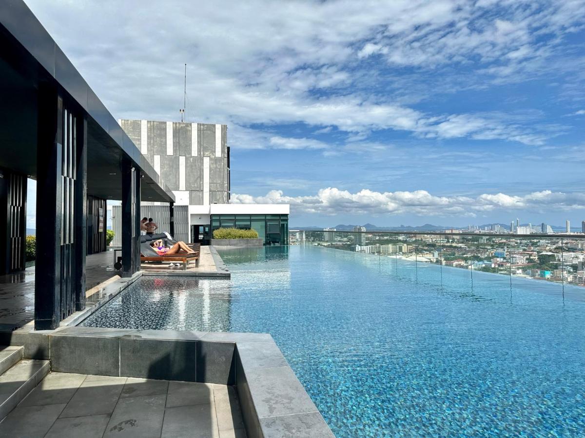 Condo: Pool, Gym & Fast Wi-fi *